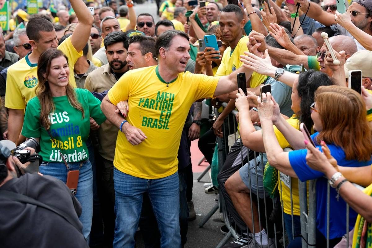 Flávio Bolsonaro Stuns Lula in Brazil's First Round, Sets Up October 25 Runoff