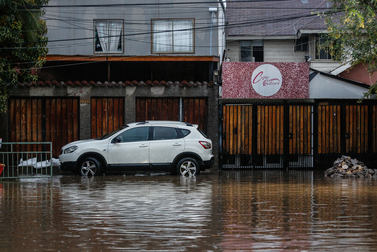 سانتياغو تغرق: سيول إل نينيو تجرف حافلة وركابها في العاصمة التشيلية