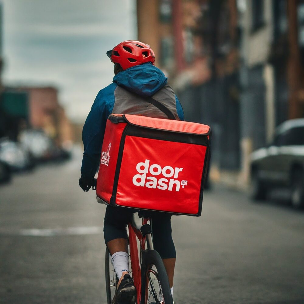 DoorDash斥资约170亿美元收购Instacart:美国两大即时配送巨头联手,杂货外卖版图重塑