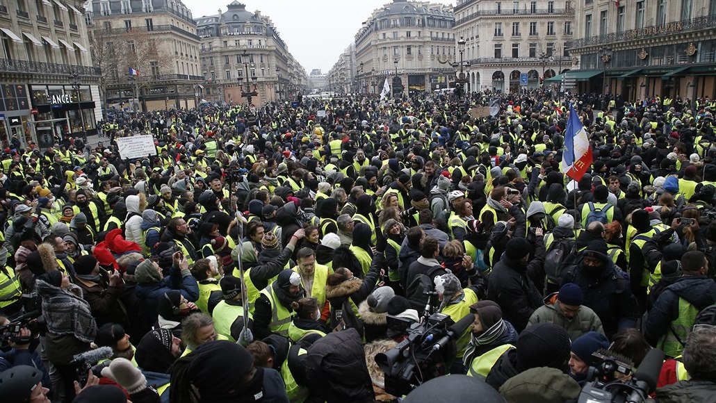 France's Yellow Vests Return: 'Finish What We Started' as They Join Students in Nationwide Day of Action