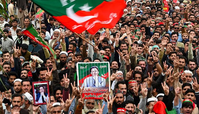 نجل عمران خان: شقيقاته الثلاث 'مختطفات' ولا اتصال بوالده منذ ستة أشهر.. وعائلته تطرق أبواب القضاء