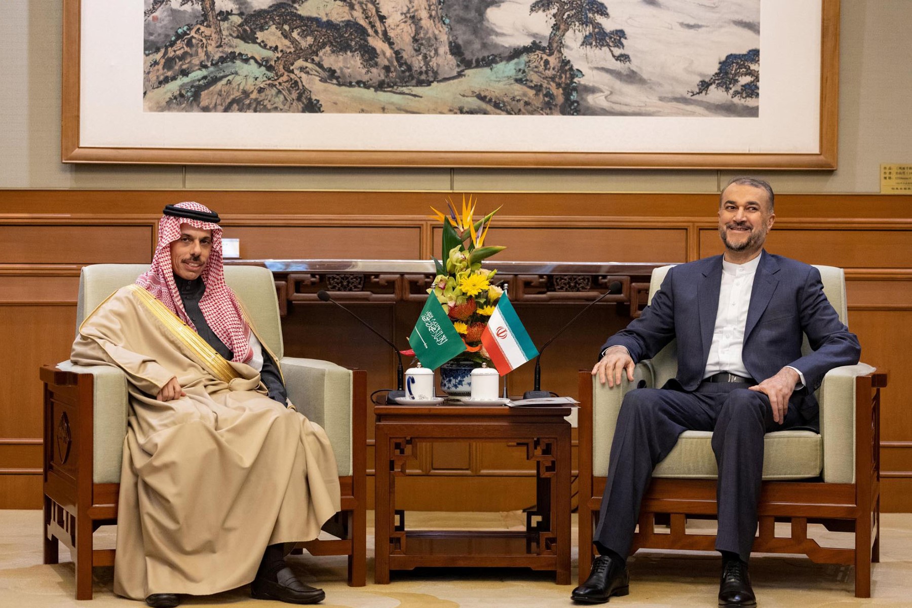 إيران تعرض الوساطة بين السعودية والحوثيين بعد الضربة الدامية على مطار الرياض