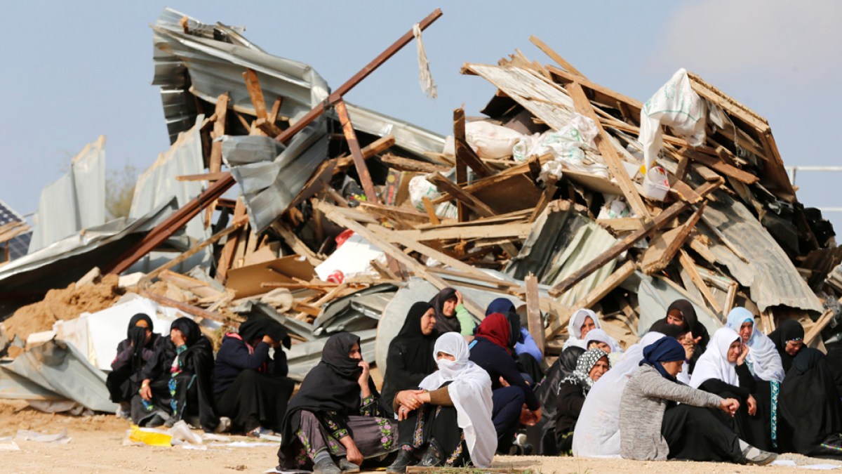 إسرائيل تهدم نحو 80 منزلاً في قرية الضحية بالنقب وتشرّد 400 فلسطيني