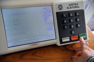 美澳以\"安全关切\"为由关闭驻巴西领事服务,总统大选前48小时再起波澜