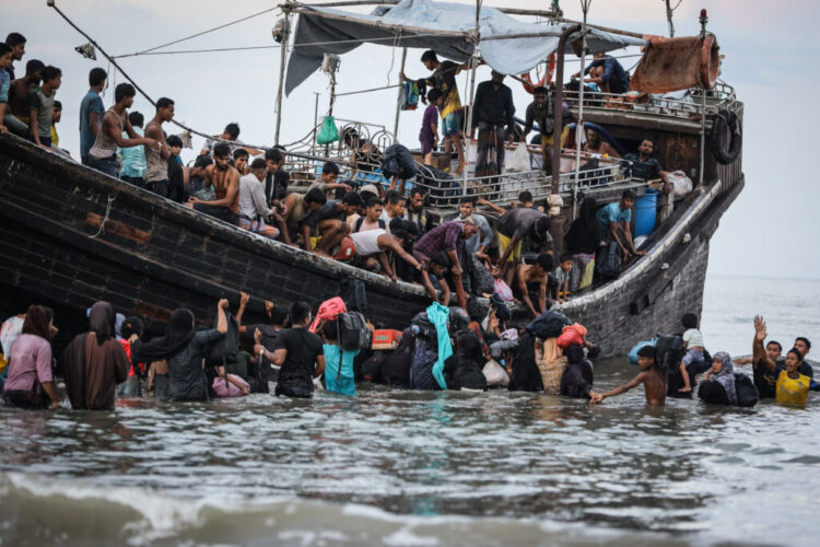 载有约300名缅甸移民的船只在马来西亚附近海域倾覆:1人死亡、10人获救,数十人失踪