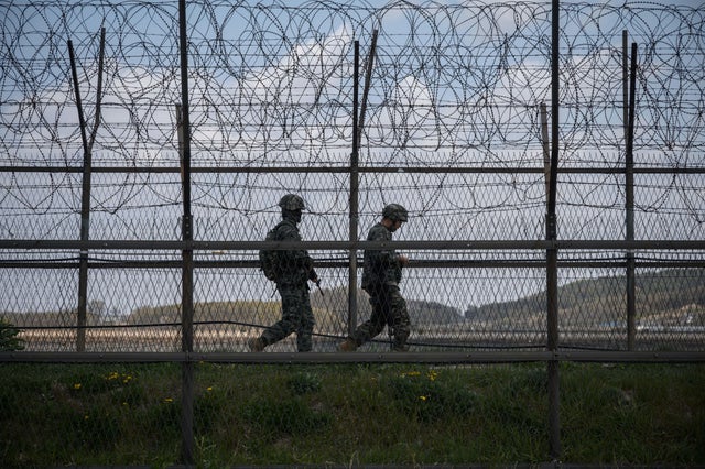 South Korea proposes rare military talks with North Korea to defuse border crisis