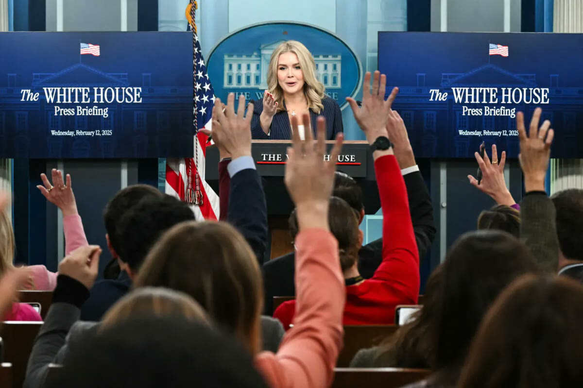 Justice Department Probes TV Networks Over Boycott of Trump Press-Pool Coverage