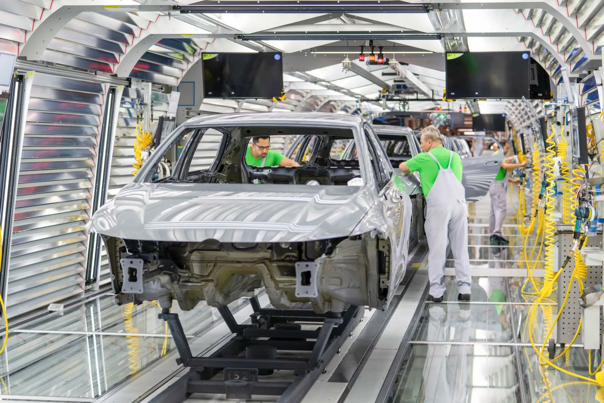 Volkswagen Unions Threaten Strike as Carmaker Tears Up Wage Deals Ahead of 2027